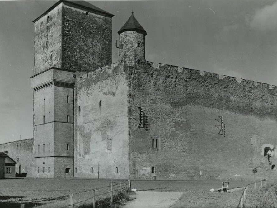 Narva, Hermanni kindlus siseõuelt. (Tallinna Linnamuuseum)