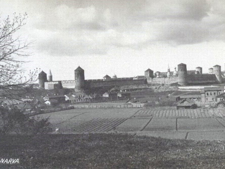 Narva, vaade Hermani kindlusele ja Jaanilinnale. J. & P. Parikas. 1920 (Tallinna Linnamuuseum)