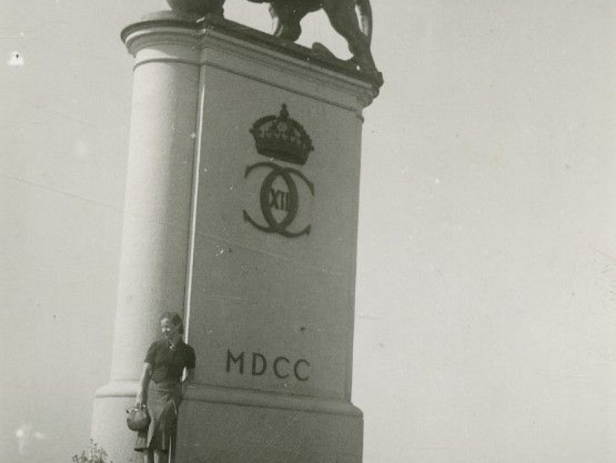 Mälestusmärk Rootsi armee võidu puhul Vene vägede üle 1700. aasta lahingus. 1939 (Narva Muuseum)