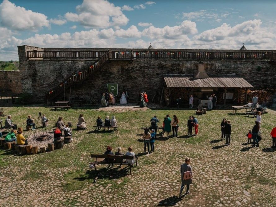 Põhjaõue suvehooaeg. Markova, Anna. 2021