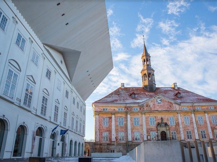 Narva Raekoda ja TÜ Narva kolledži hoone. Markova, Anna. 2019