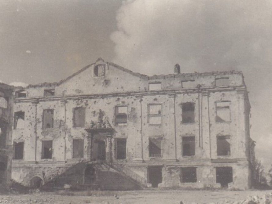 Purustatud Narva vaade, Raekoda. 1946-1947 (Narva Muuseum)