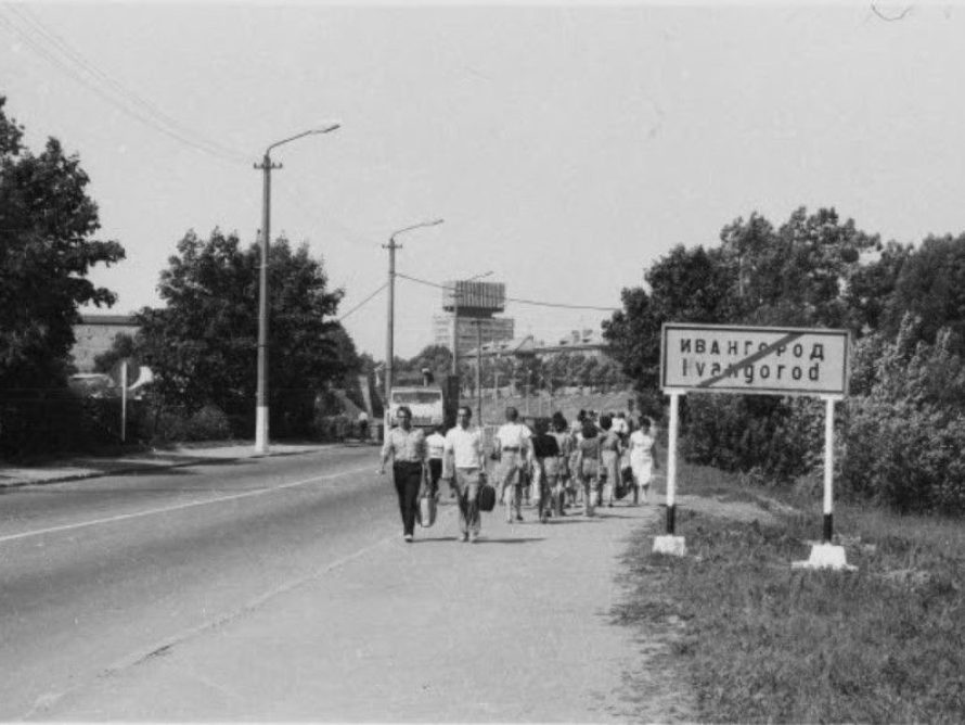 Narva Sõpruse sild; jalgratturid. Eelmets, Jaak. 1991-1992 (Eesti Rahva Muuseum)