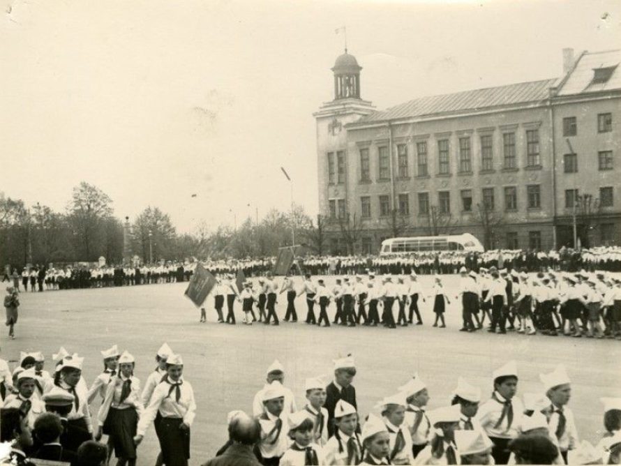 Pioneeride rongkäik Narvas, 19. mail 1967 (Narva Muuseum)