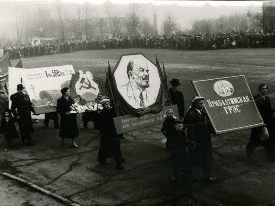 Rongkäik Narvas, Peetri platsil, 7. november 1961 (Narva Muuseum)