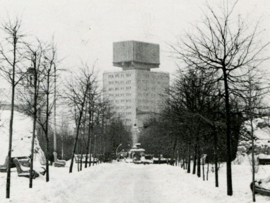 Narva veetorn-elamu, hoone vaade alleelt. Arhitekt Henno Sepmann (Eesti Arhitektuurimuuseum)