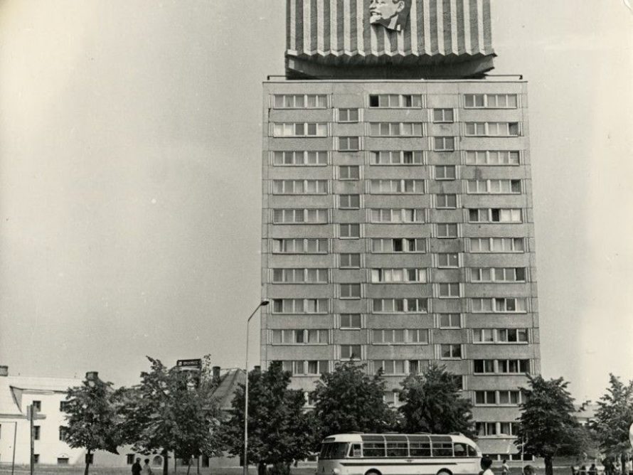Narva veetorn-elamu, hoone vaade. Arhitektid Henno Sepmann, Mart Port. 1969 (Eesti Arhitektuurimuuseum)