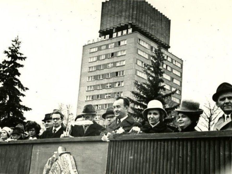 1. mai rongkäik, vaade tribüünile. 1976 (Narva Muuseum)