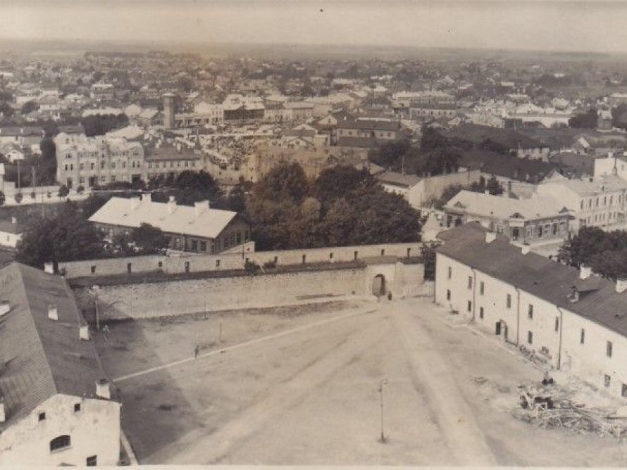 Vaade Narva linnuse hoovile ja linnale. 1930 (Narva Muuseum)