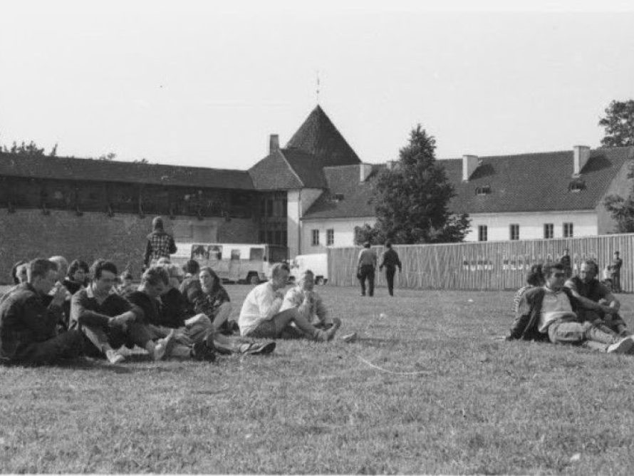 Rokifestival Narva Hermanni linnuse õuel. 1993 (Eesti Rahva Muuseum)