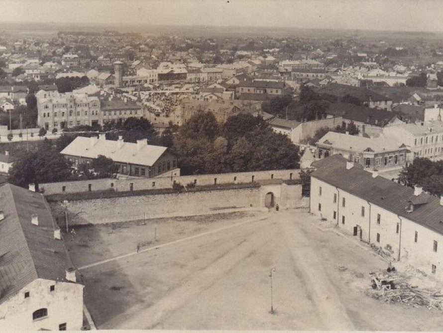 Vaade Narva linnuse hoovile ja linnale. 1930 (Narva Muuseum)