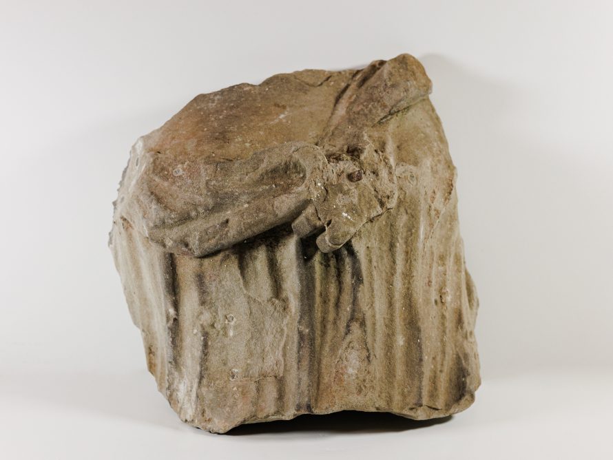 10_fold_holding_hand