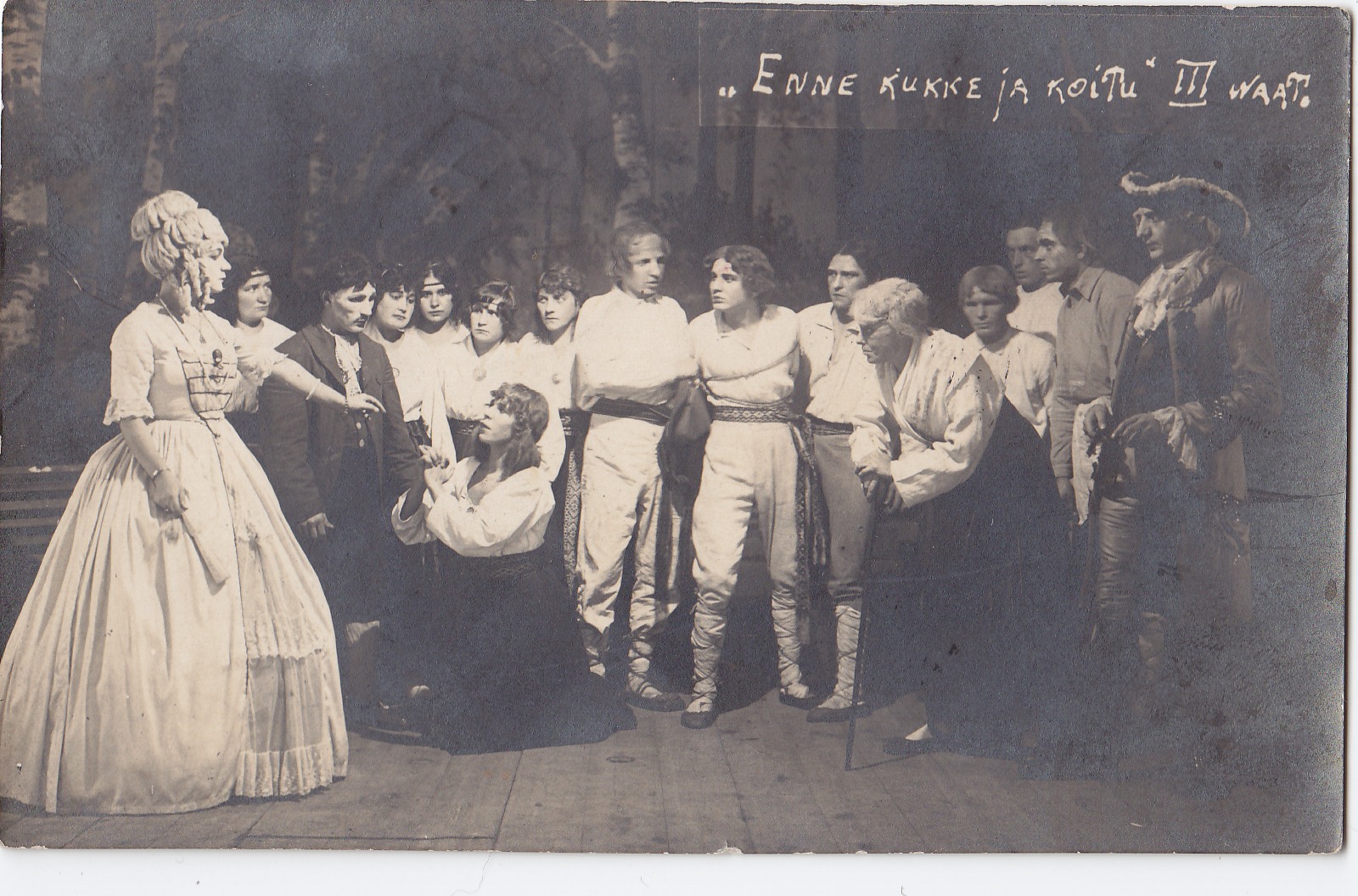 Stseen lavastusest „Enne kukke ja koitu“. 1921. Foto Narva Muuseumi kogust