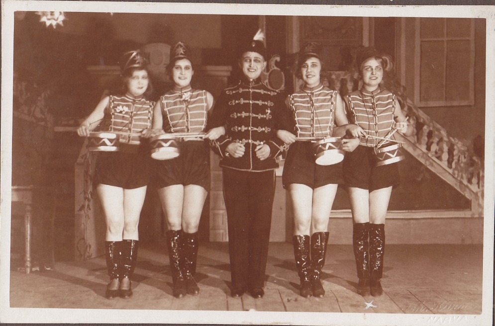 Stseen operetist „Montmartrei kannike“. 1931. Foto Narva Muuseumi kogust