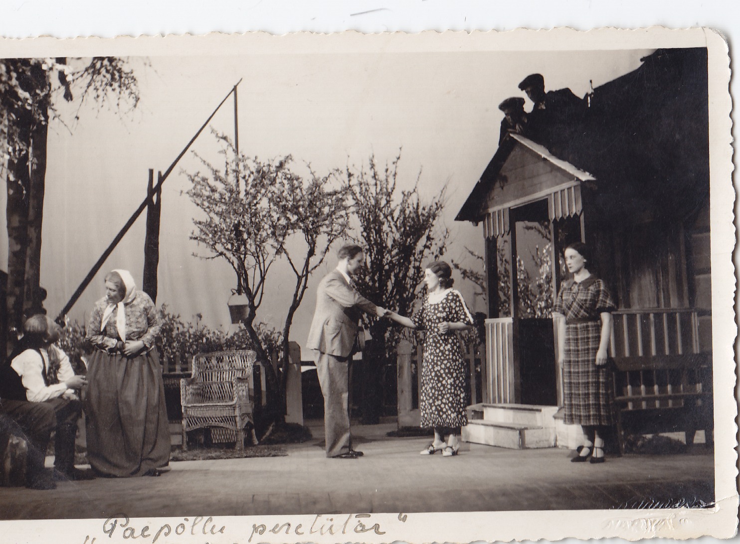 Stseen lavastusest „Paepõllu peretütar“. 1937–1938. Foto Narva Muuseumi kogust