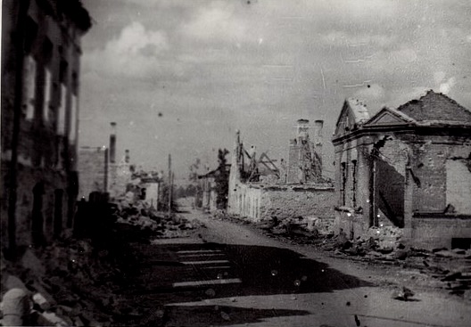 Sõjajärgne purustatud Narva, Sepa tänava ja Heinaturu nurk. 1944–1945. Foto Narva Muuseumi fotokogust https://www.muis.ee/museaalview/2464006