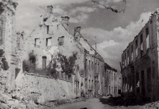 Sõjajärgne purustatud Narva, Viru tänava algus. 1944–1945. Foto Narva Muuseumi fotokogust https://www.muis.ee/museaalview/2463965