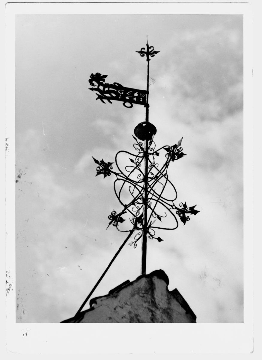 Weather Vane from 1648 on the roof of a house at Turu Street 6 (?). Photo by Karl Sarap (?). 1930–1940. From the collection of Narva Museum.