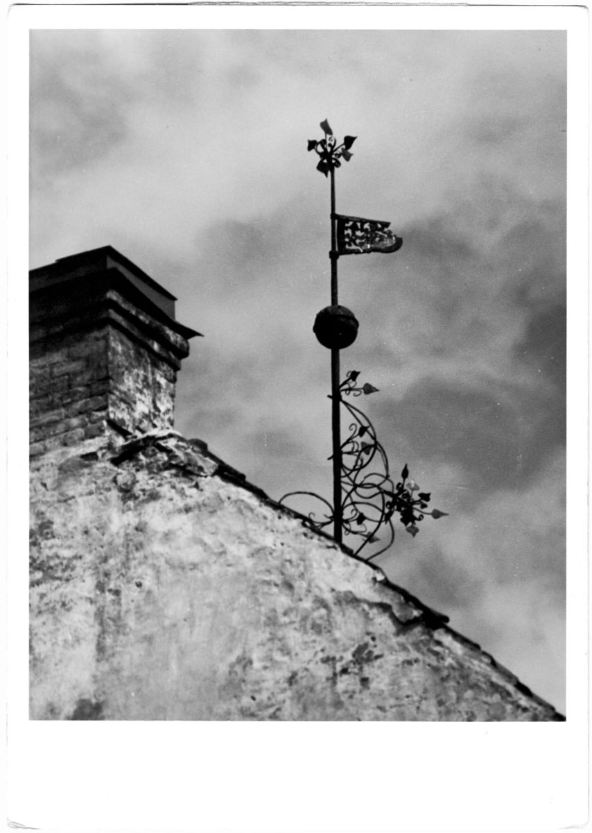 Weather Vane on the roof of the house at Rüütli Street 24. Photo by Karl Sarap (?). 1930–1940. From the collection of Narva Museum.