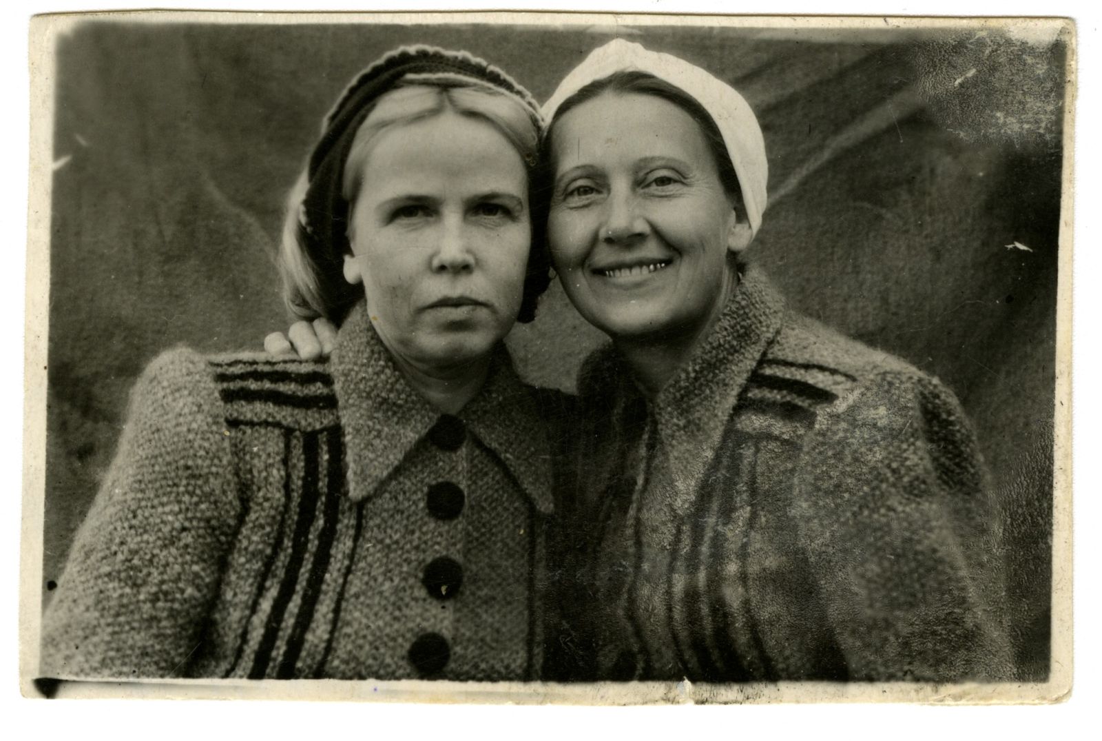 Elfriede Kotšnev sõbrannaga asumisel. Novosibirsk. 1947. NLM