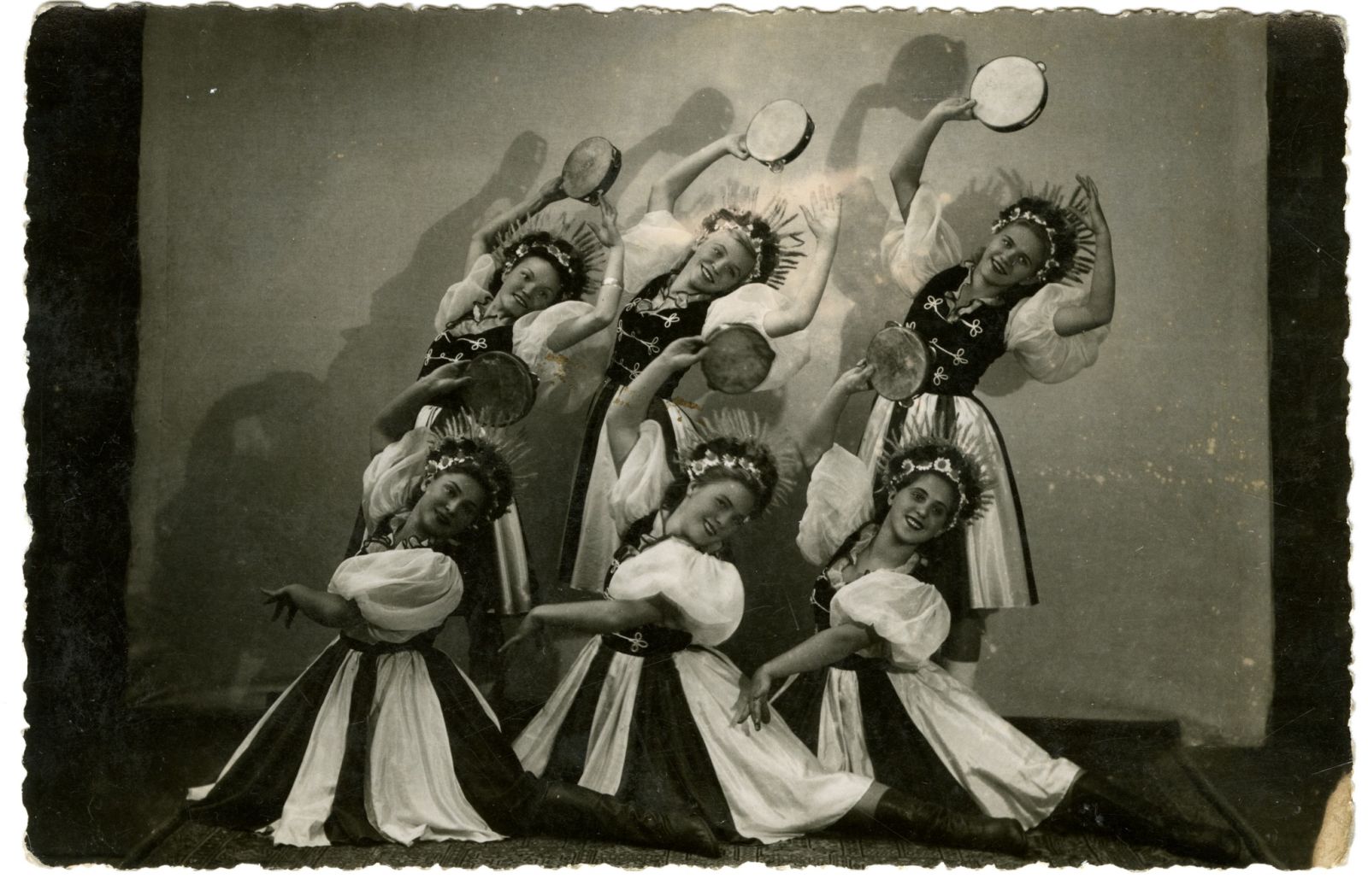 Elfriede Kotšnevi balletistuudio õpilaste esinemine. 1929–1939. NLM