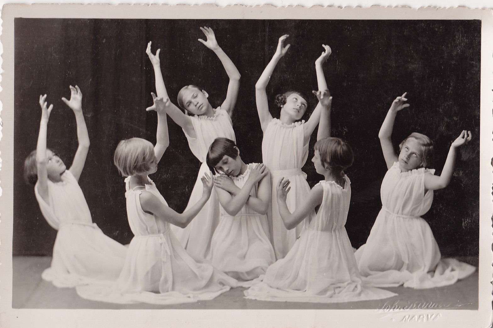 Elfriede Kotšnevi balletistuudio õpilaste esinemine. 1930–1940. NLM