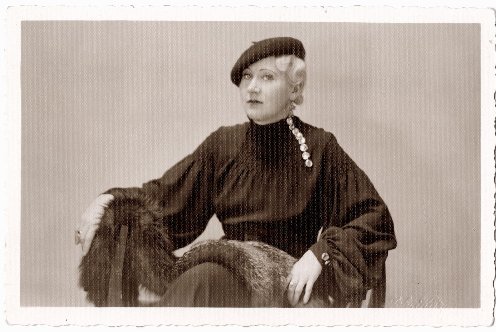 Elfriede Kotšnevi portree. Foto: Johannes Kärner. 1925–1930. NLM