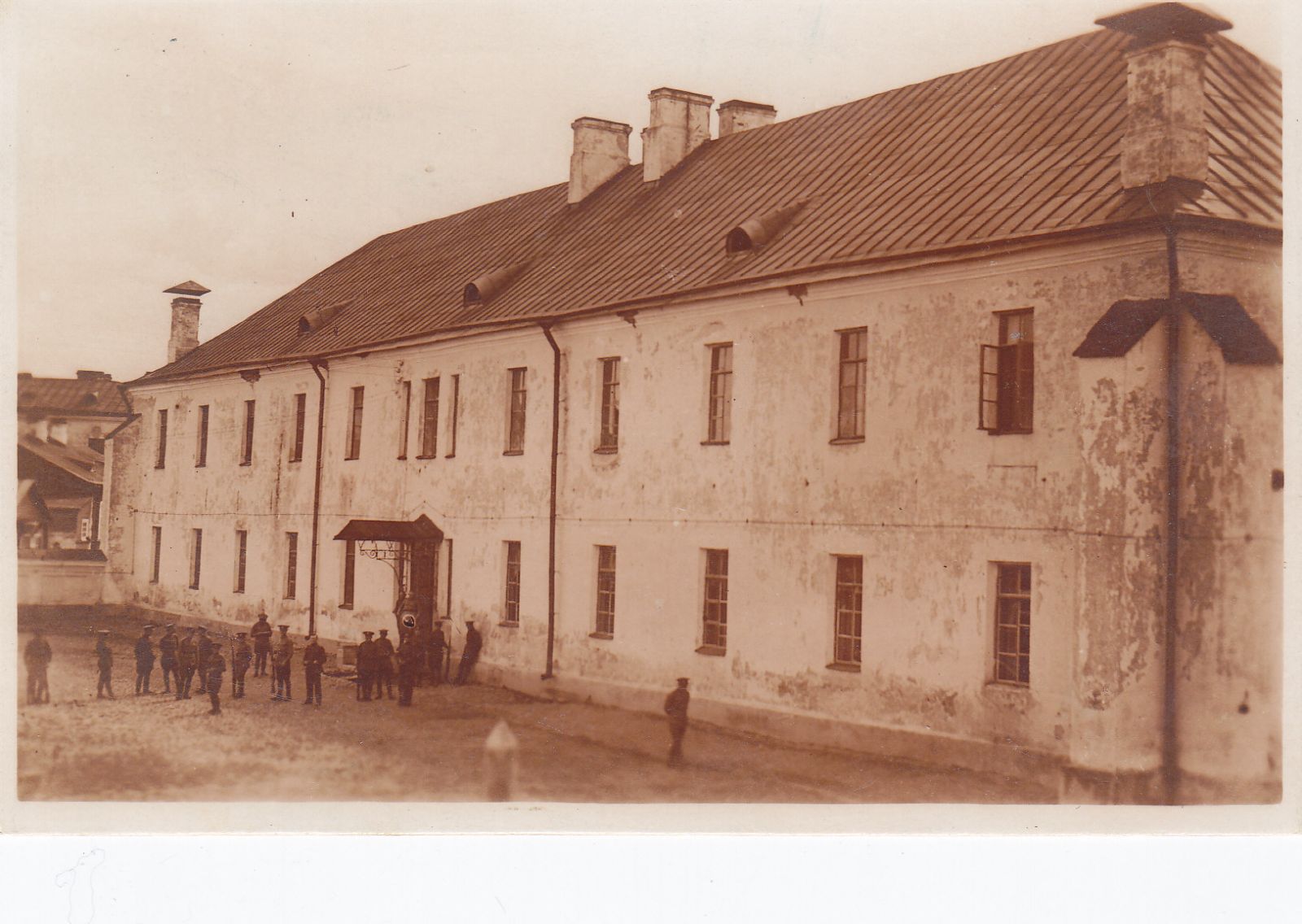 Здание провиантского и артиллерийского склада, переоборудованное под полковую казарму. 1931-1940 гг. Автор фото Освальд Хайдак